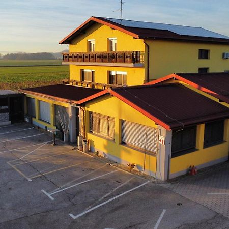 Gostilna Marta Oslusevci Exterior foto